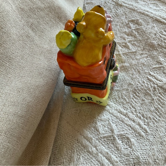 Classic POOH Porcelain Hinged Box Trick or Treat - Picture 2 of 10